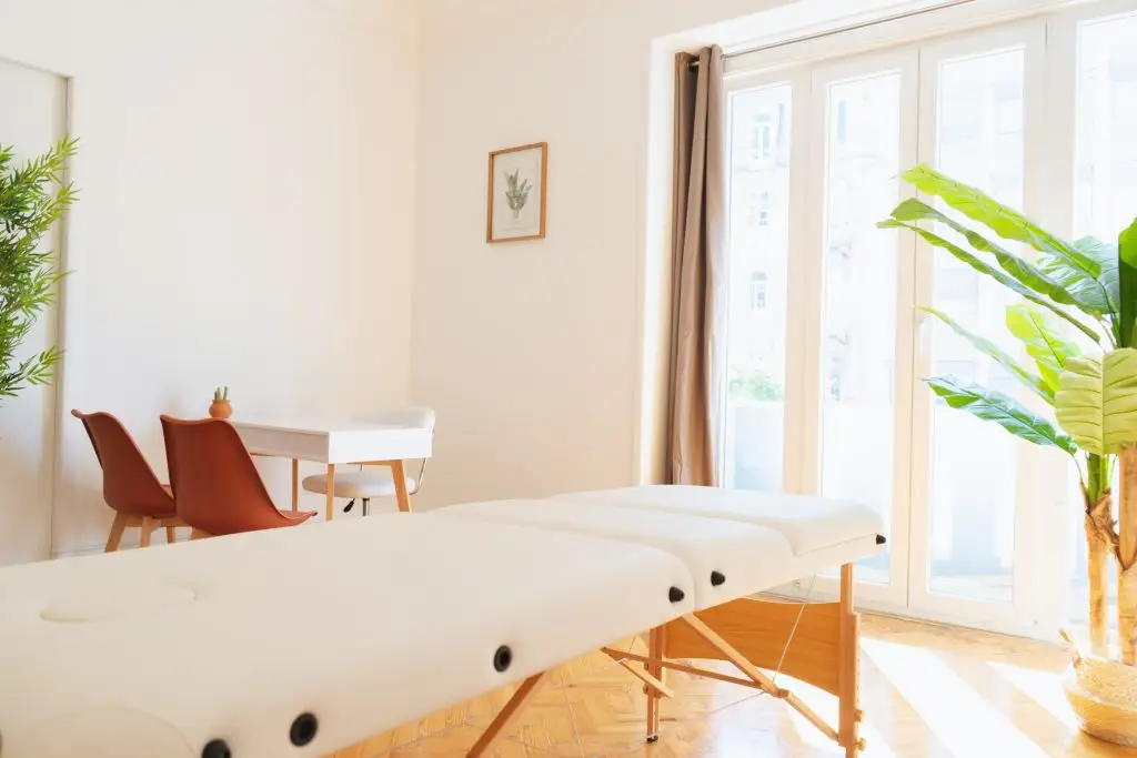 Sala de massagem com marquesa, secretária e cadeiras, no Saldanha, Lisboa