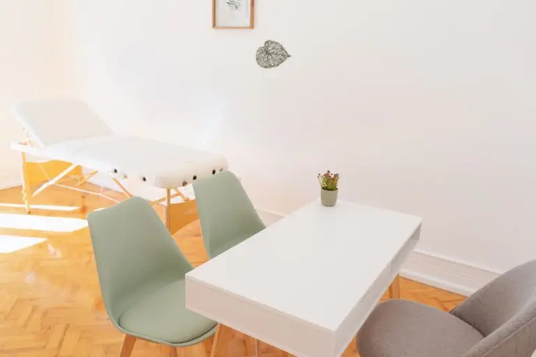 Sala com marquesa e mesa de apoio para alugar em Lisboa