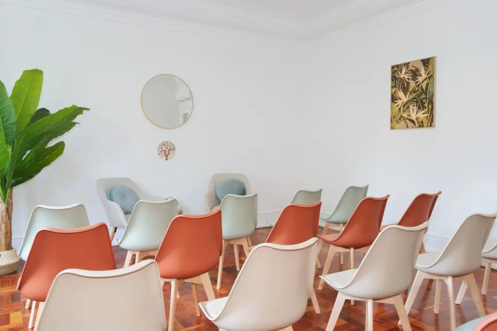 Espaço para eventos em Lisboa com cadeiras e espelho redondo, no Saldanha
