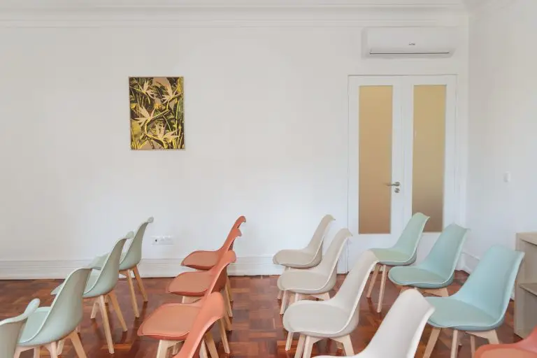 Cadeiras alinhadas na sala de formação para alugar em Lisboa