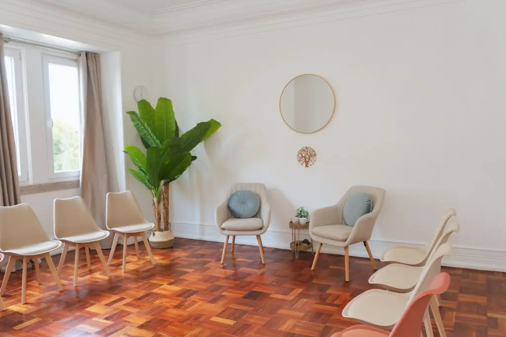 Sala de espera com poltronas e espelho redondo, Consultórios em Lisboa