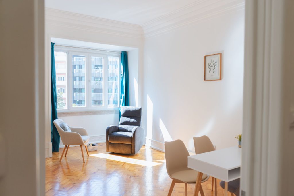 Gabinete de psicologia com poltrona e luz natural para alugar em Lisboa