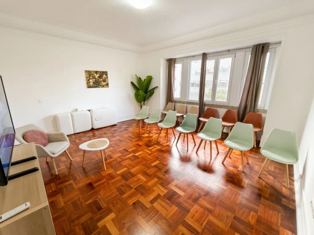 Sala de formação em Lisboa com cadeiras em plateia, no Saldanha