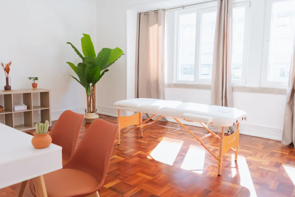 Sala de massagem com luz natural e marquesa, para alugar em Lisboa