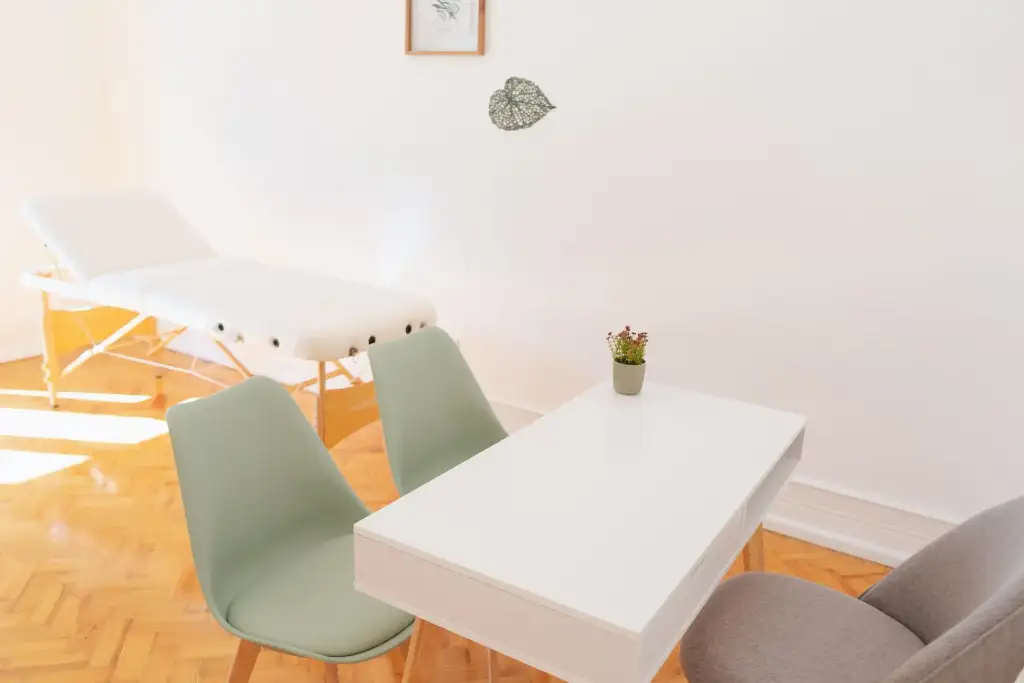 Sala com marquesa e mesa de apoio para alugar em Lisboa