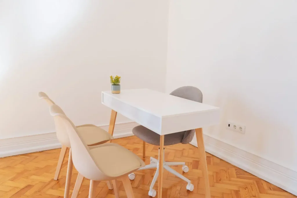 Consultório para alugar em Lisboa, com secretária e cadeiras, na Av. 5 de Outubro