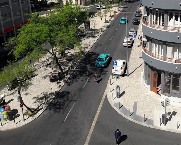 Av. 5 de Outubro, no Saldanha, à porta dos Consultórios em Lisboa