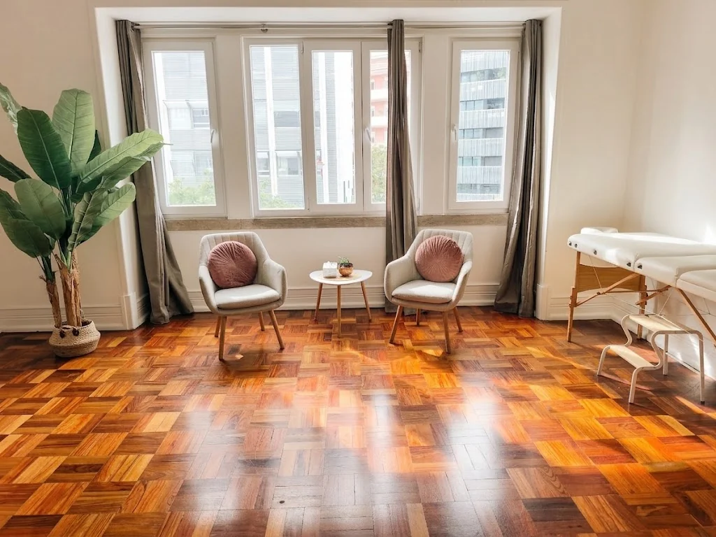 Sala para alugar no Saldanha, em Lisboa, com luz natural, poltronas e marquesa
