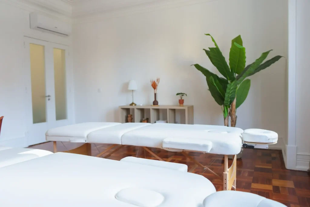 Gabinete de estética para alugar em Lisboa, com marquesa e luz natural